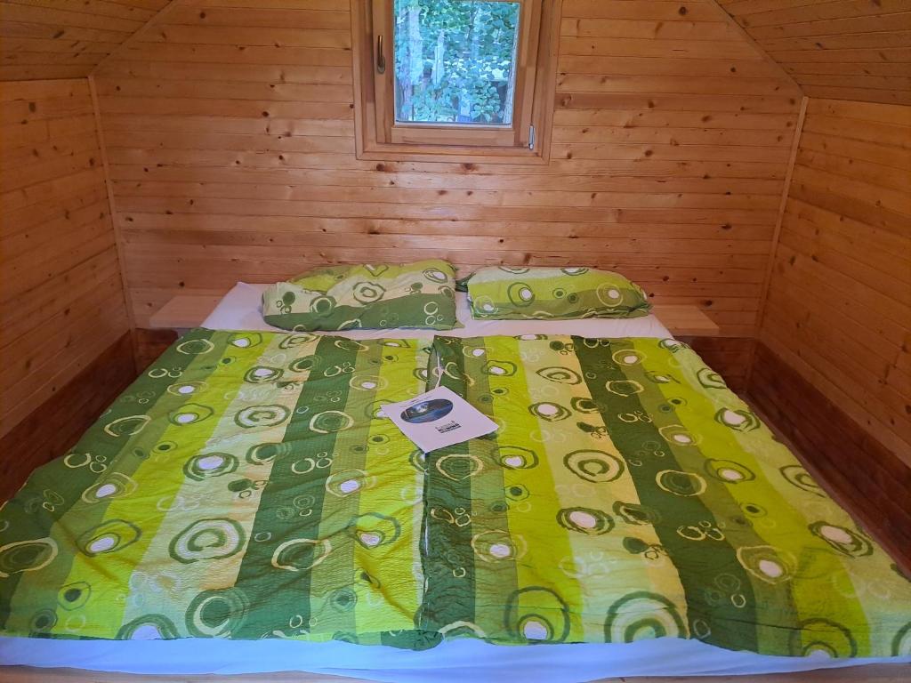 Postel nebo postele na pokoji v ubytování Forest Lodge Camping Menina