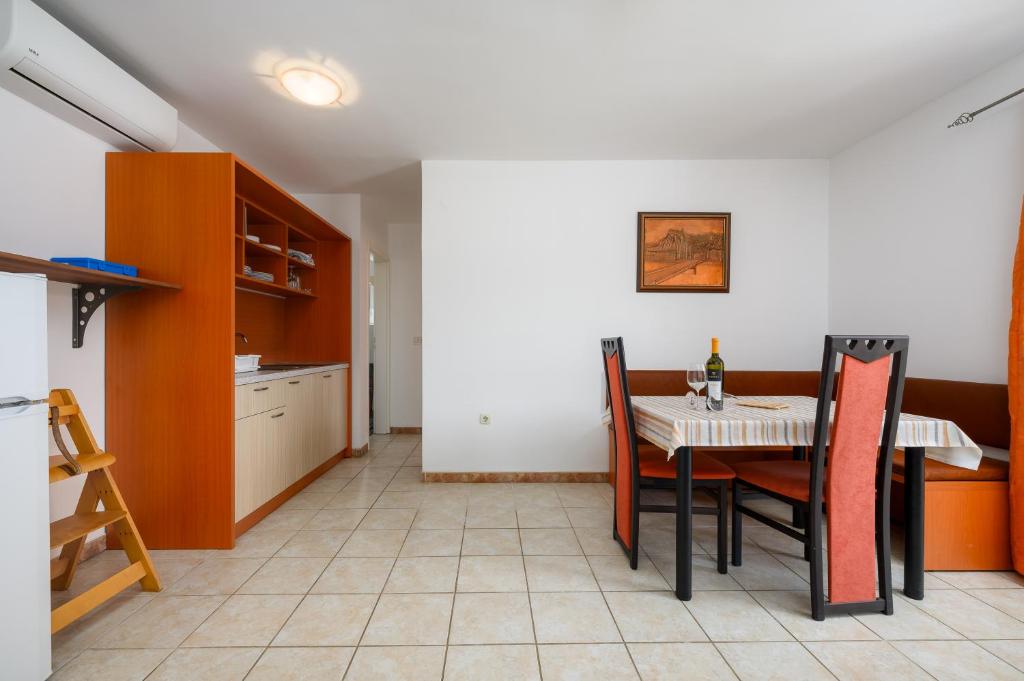 Kuchyň nebo kuchyňský kout v ubytování Ven Apartmani
