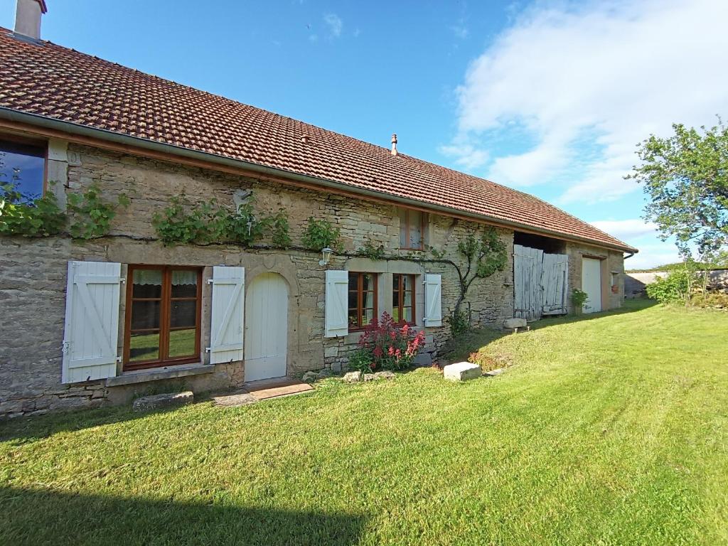 une maison en briques avec une cour devant elle dans l'établissement Gite Le Belvédère du Lac, à Pouilly-en-Auxois