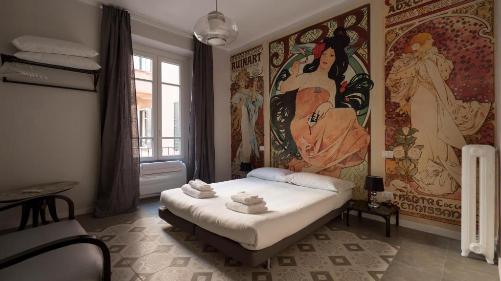 ミラノにあるItalianway-Melzo 12のベッドルーム1室(壁に絵画が描かれたベッド1台付)