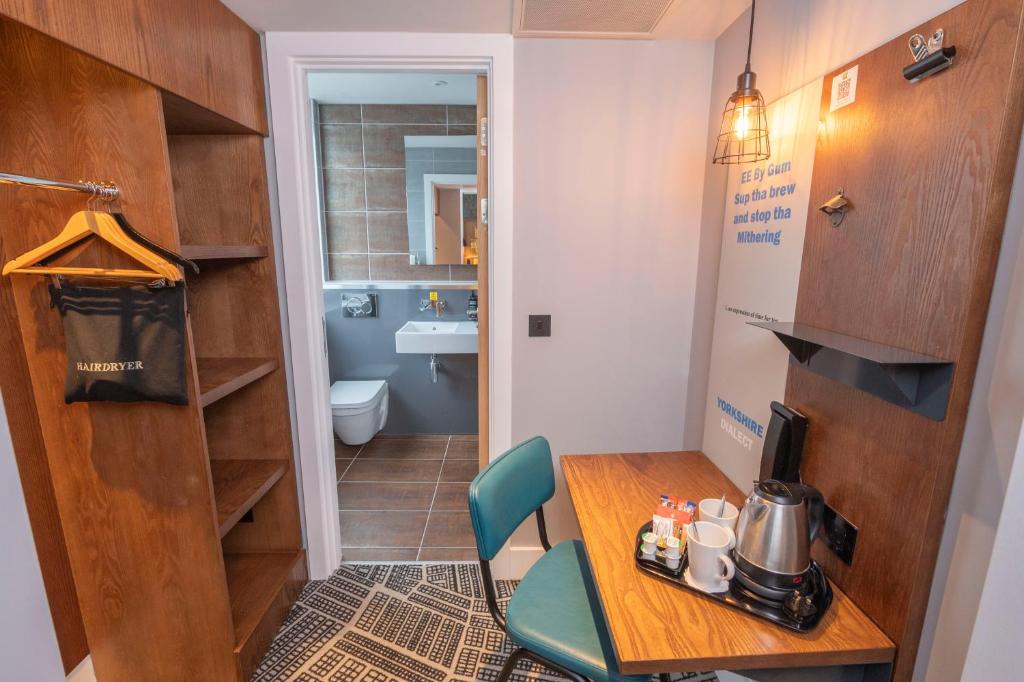 Kuchyň nebo kuchyňský kout v ubytování ibis Styles Leeds City Centre Arena