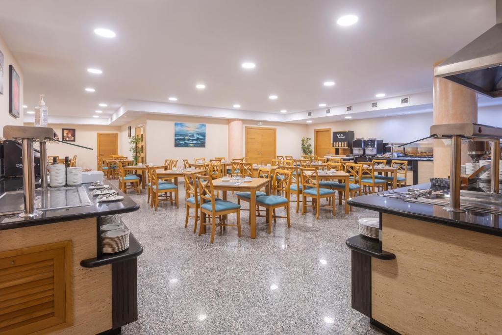a restaurant with tables and chairs in a room at Moon Dreams Calabahía in Cala del Moral