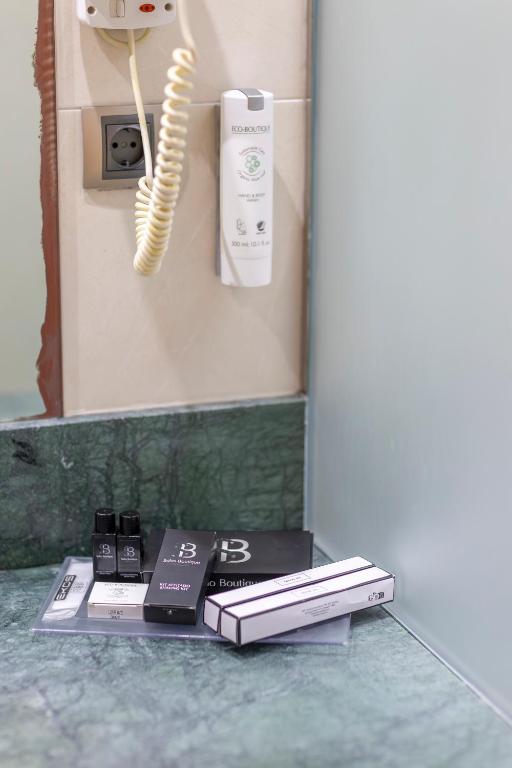 a nintendo wii game system and books on a counter at Moon Dreams Calabahía in Cala del Moral