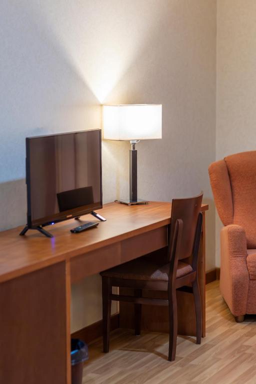 a desk with a computer and a lamp and a chair at Moon Dreams Calabahía in Cala del Moral