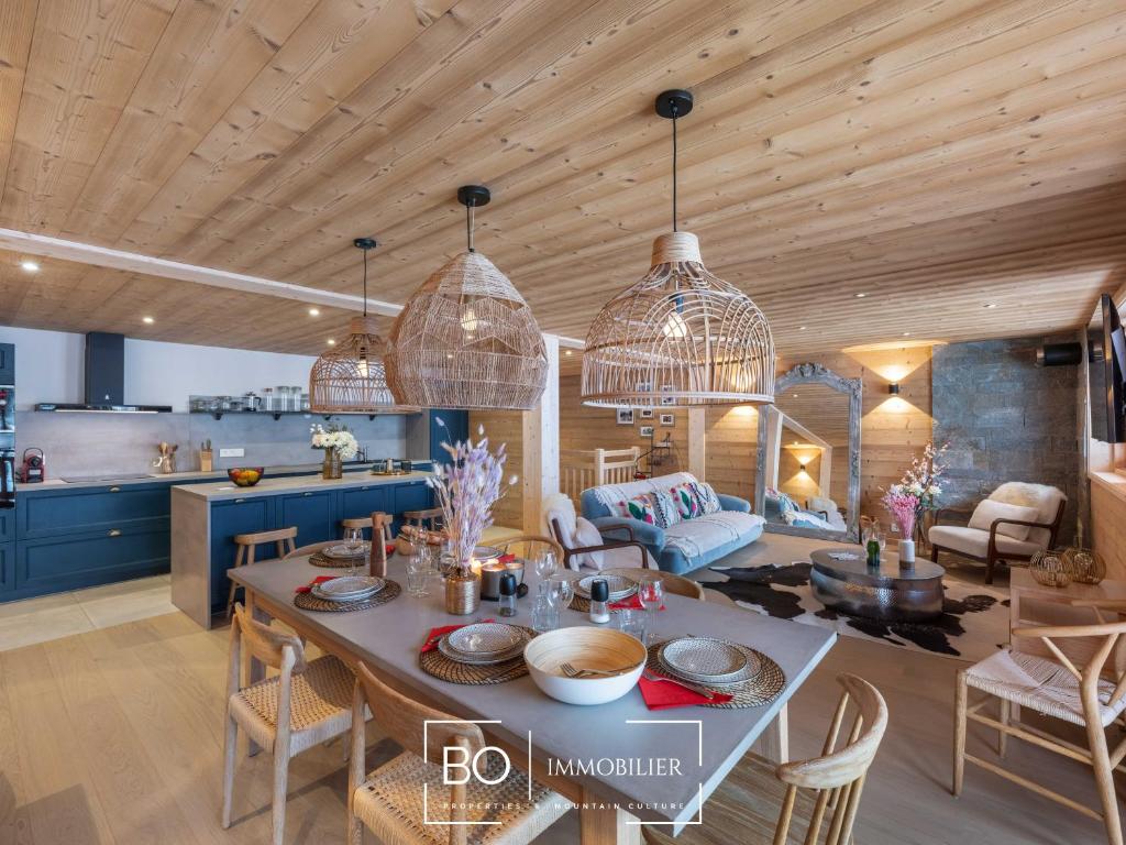 une cuisine et un salon avec une table et des chaises dans l'établissement 3 Fontaines - Apt E3 - BO Immobilier - Châtel - Multipass été 2025 en option à 3e par jour par personne, à Châtel