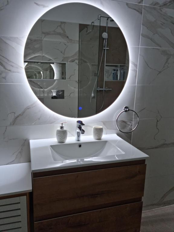 Et badeværelse på Studio 64 by ZORA Rezidetial