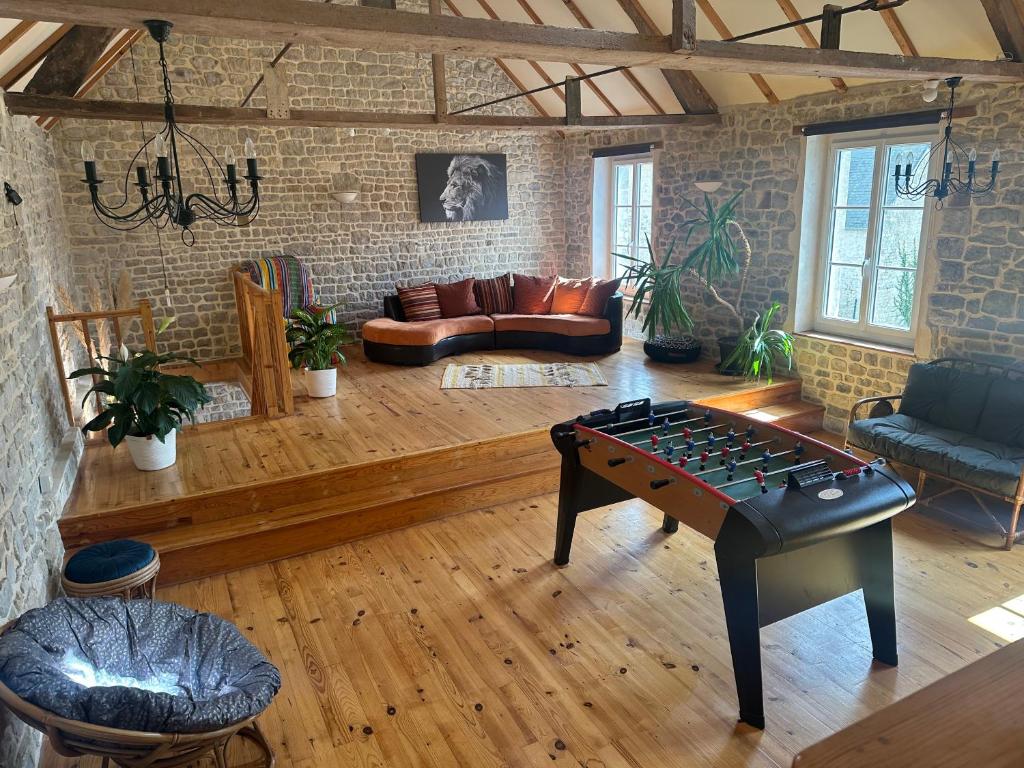 - un salon avec un baby-foot au milieu dans l'établissement Entre pierres & mer, à Fresville