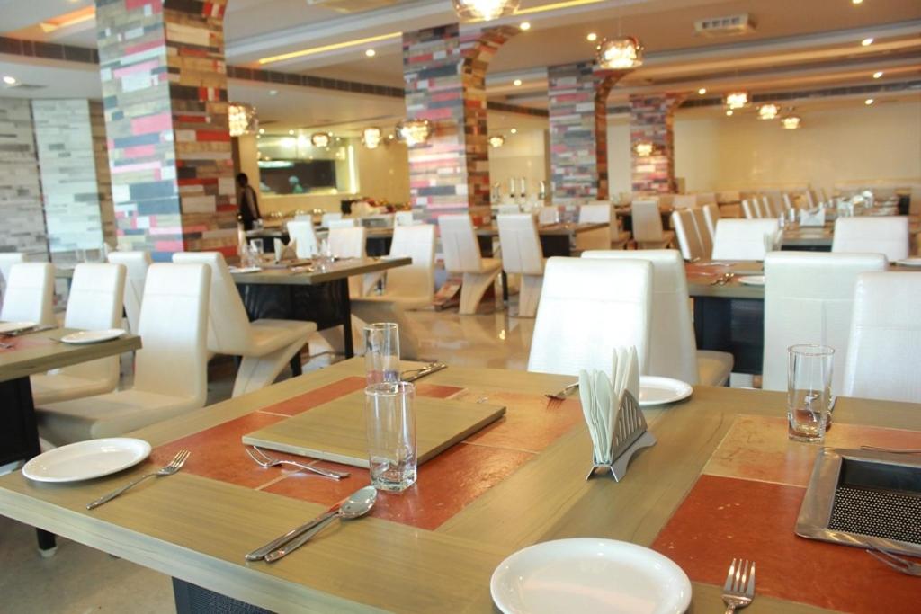 Restaurace v ubytování Hotel Vijay Elanza