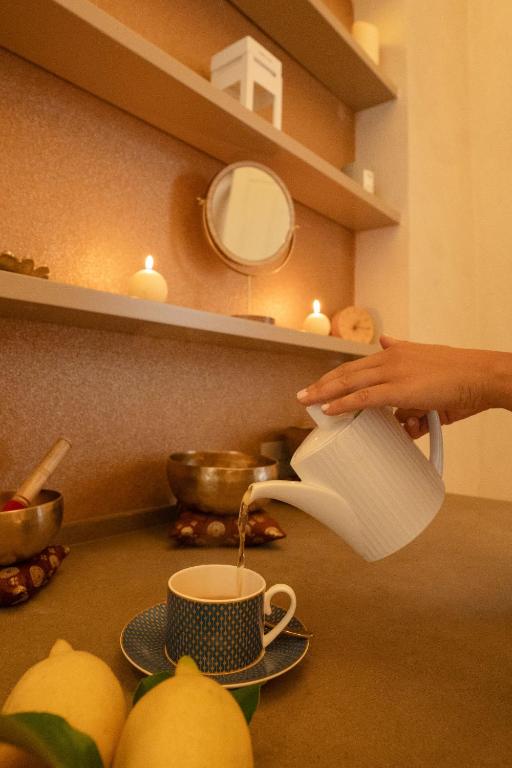 Příslušenství pro přípravu čaje a kávy v ubytování La Monastica Resort & Spa