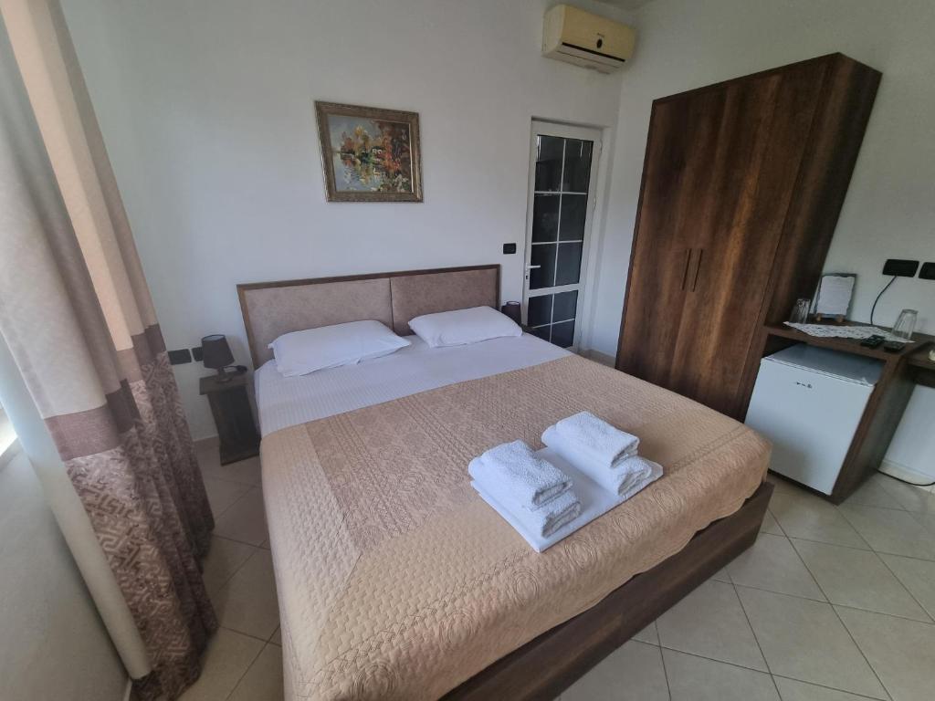 Een bed of bedden in een kamer bij HOTEL VILA TWIX