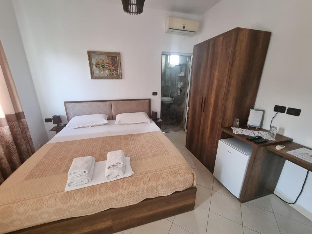 Een bed of bedden in een kamer bij HOTEL VILA TWIX