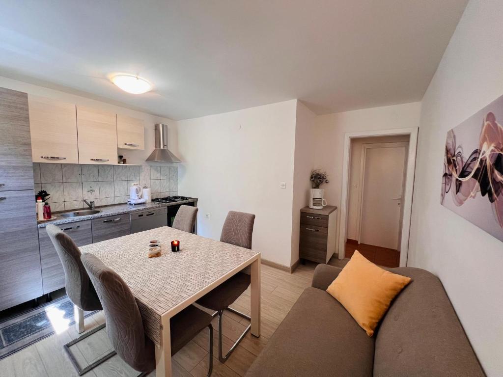 Kuchyňa alebo kuchynka v ubytovaní Apartman Gabriela Mali Lošinj