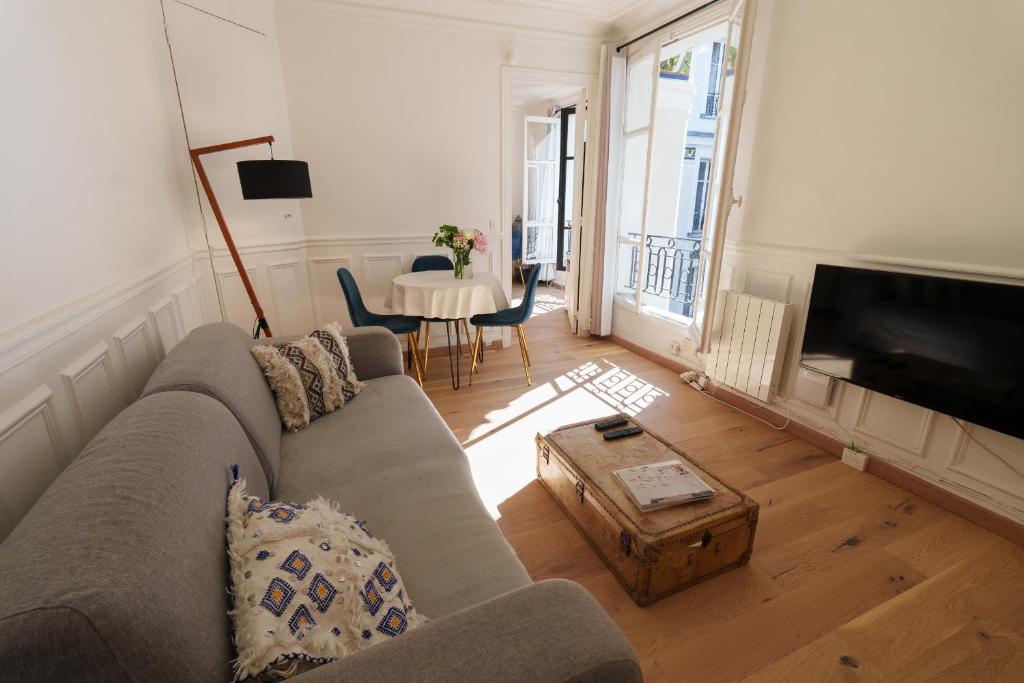 Televízia a/alebo spoločenská miestnosť v ubytovaní Le Marais cosy-comfy appartment