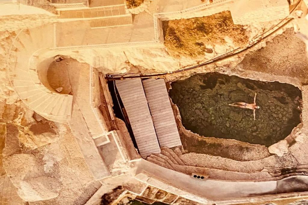 - une vue aérienne sur une piscine d'eau dans un bâtiment dans l'établissement Click! Magical Views Notre-Dame, Vieux Port & Rooftops - Walk to All, à Marseille