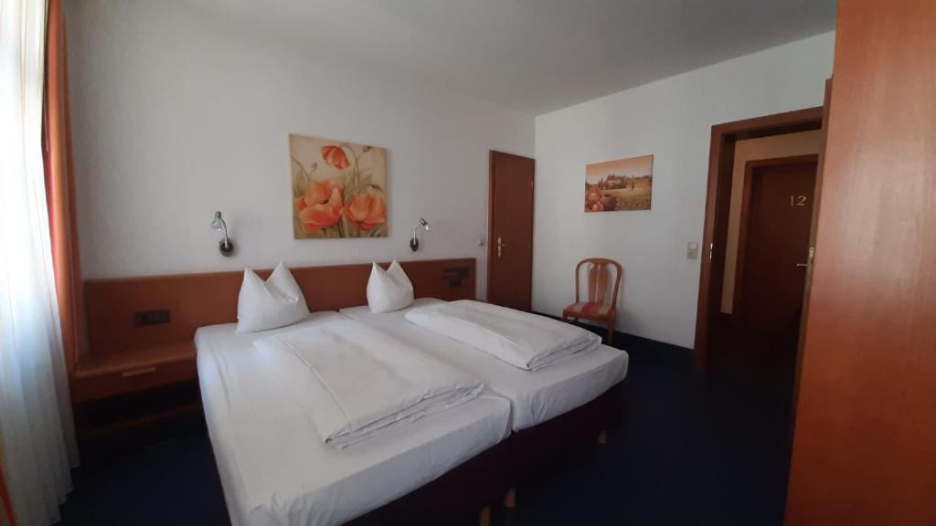 Postel nebo postele na pokoji v ubytování Hotel-Gasthof Wilde Rose