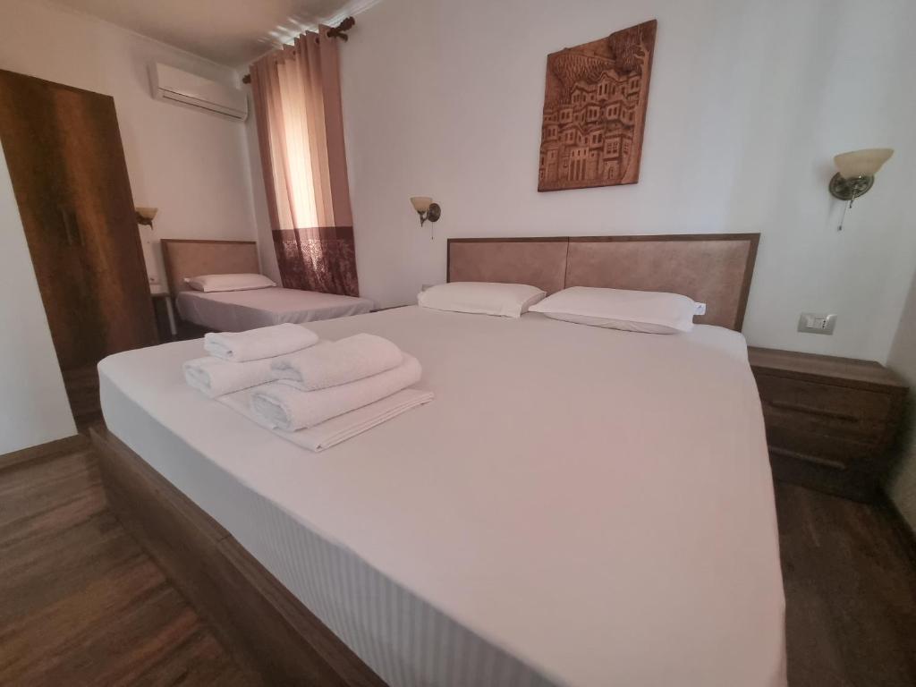 Een bed of bedden in een kamer bij HOTEL VILA TWIX