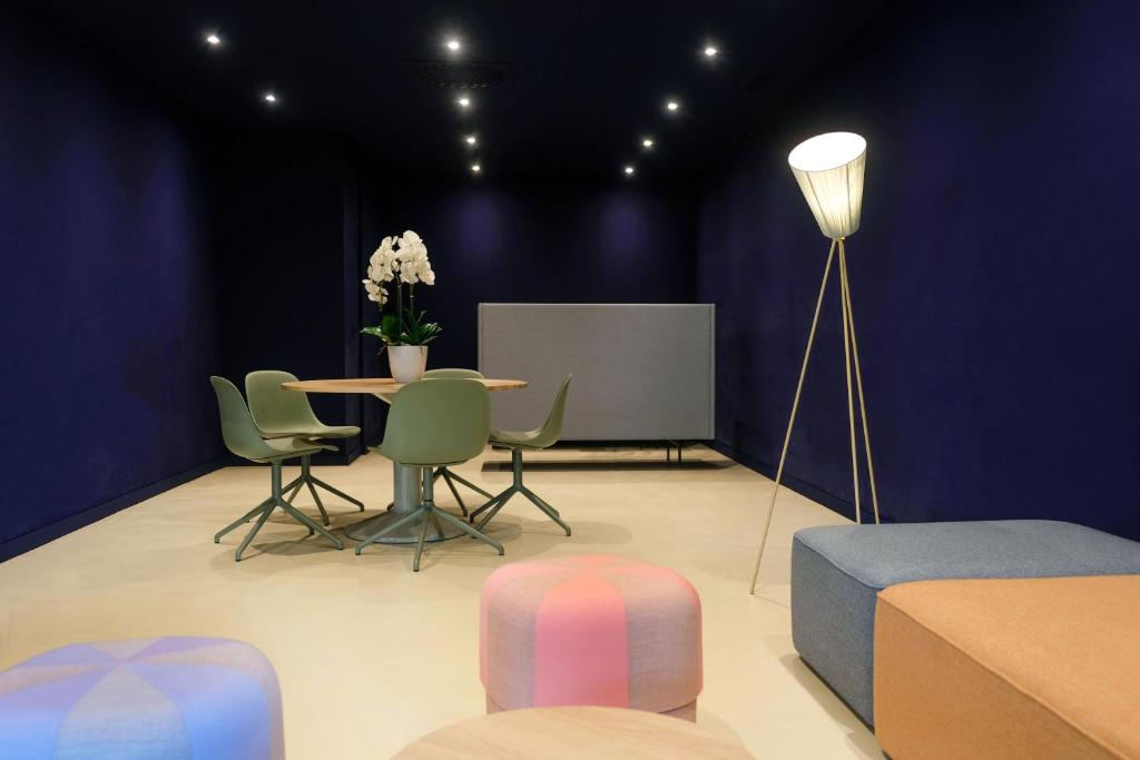 Hotel Eastside (free parking garage) - Resim 25