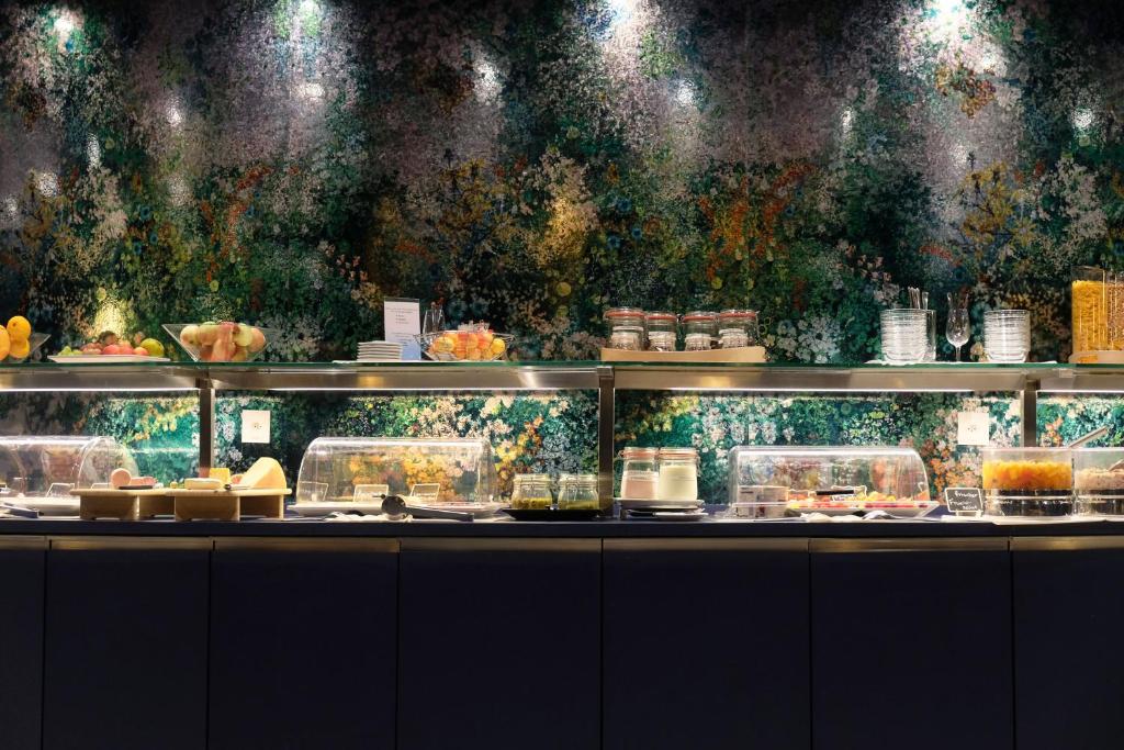 Hotel Eastside (free parking garage) - Resim 27