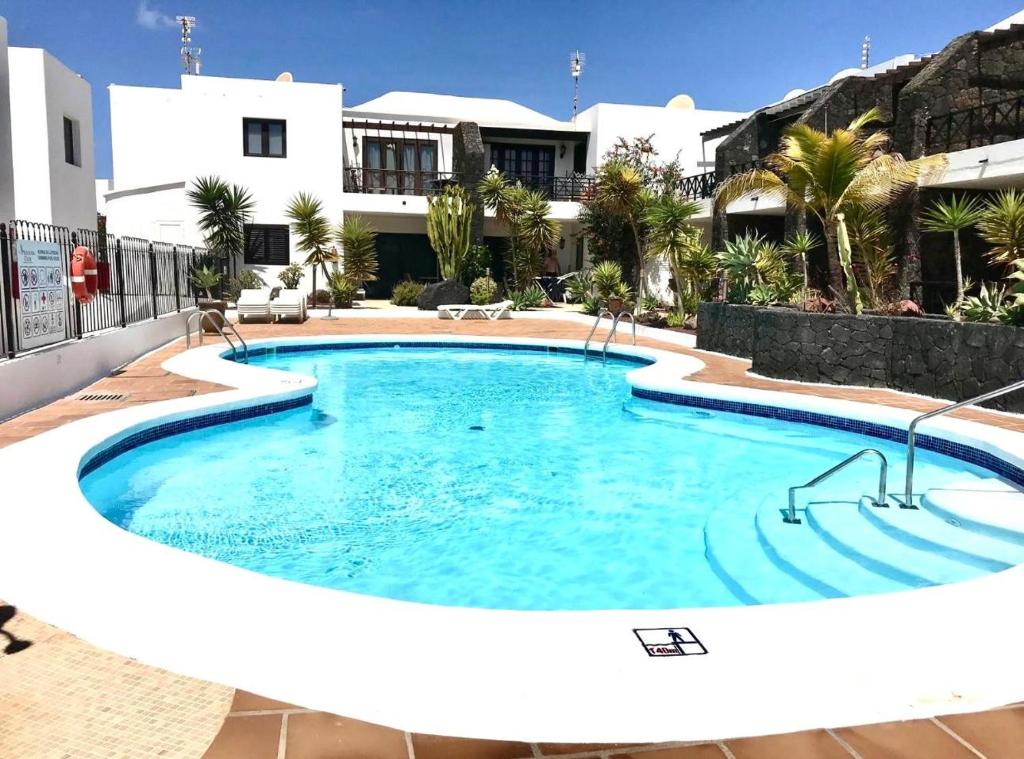 une piscine au milieu d'un immeuble dans l'établissement Sunny Apartment, à Puerto del Carmen