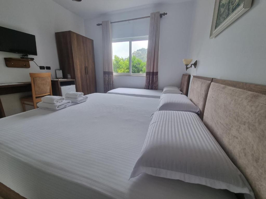 Een bed of bedden in een kamer bij HOTEL VILA TWIX
