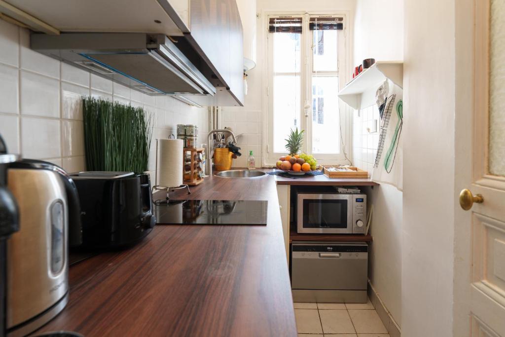 Kuchyňa alebo kuchynka v ubytovaní Le Marais cosy-comfy appartment