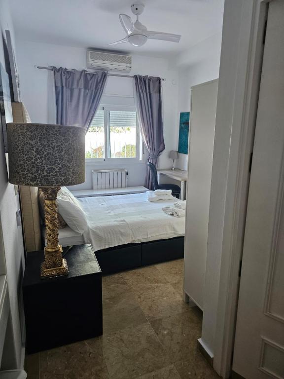 Postel nebo postele na pokoji v ubytování Andalusian Delight Family Villa with 3 bedrooms with Amazing mountains Views