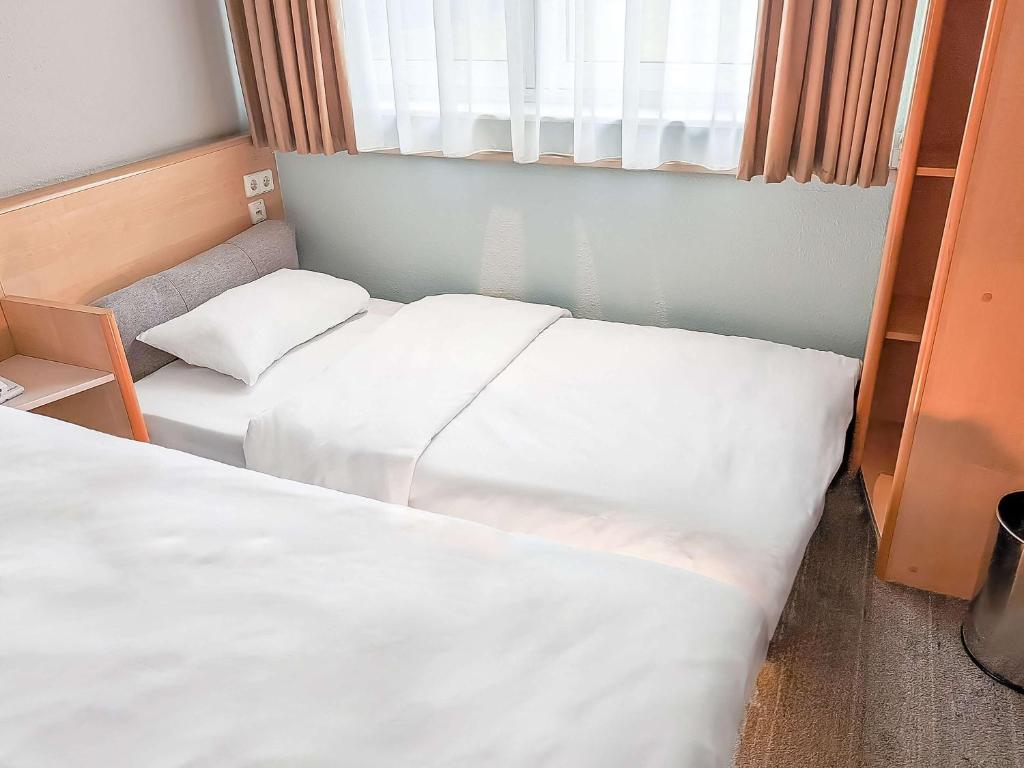 Postel nebo postele na pokoji v ubytování ibis Luebeck City