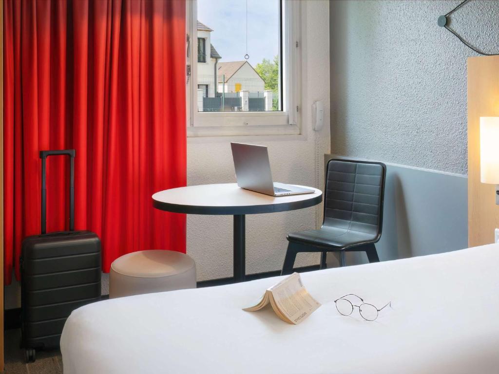 Postel nebo postele na pokoji v ubytování ibis Cergy Pontoise Le Port