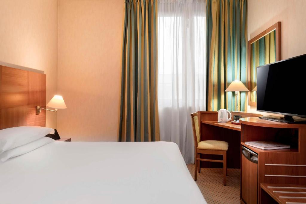 TV a/nebo společenská místnost v ubytování Best Western Cavalieri Della Corona
