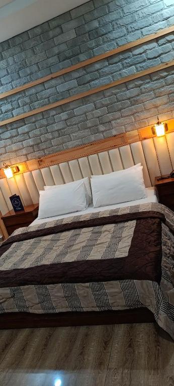 Postel nebo postele na pokoji v ubytování Park Hotel Gilgit
