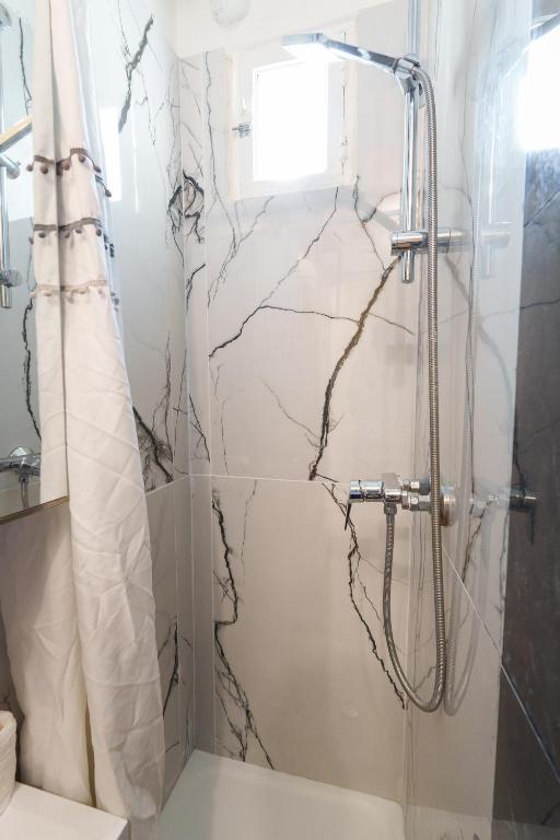 Kúpeľňa v ubytovaní Le Marais cosy-comfy appartment