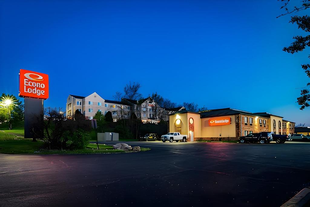 Econo Lodge Cleveland Southeast - Kent photo