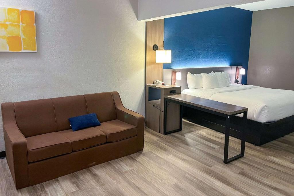 Postel nebo postele na pokoji v ubytování Comfort Suites Clearwater - Dunedin