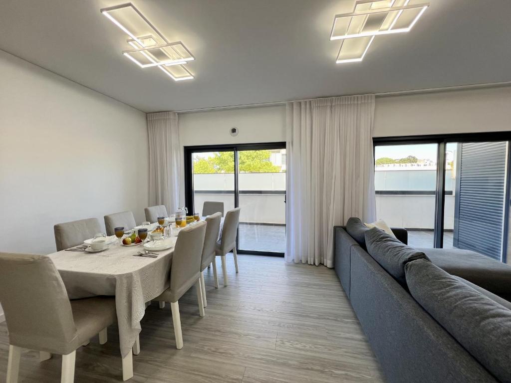 a dining room with a table and chairs at Faro Prestige by Homing in Faro