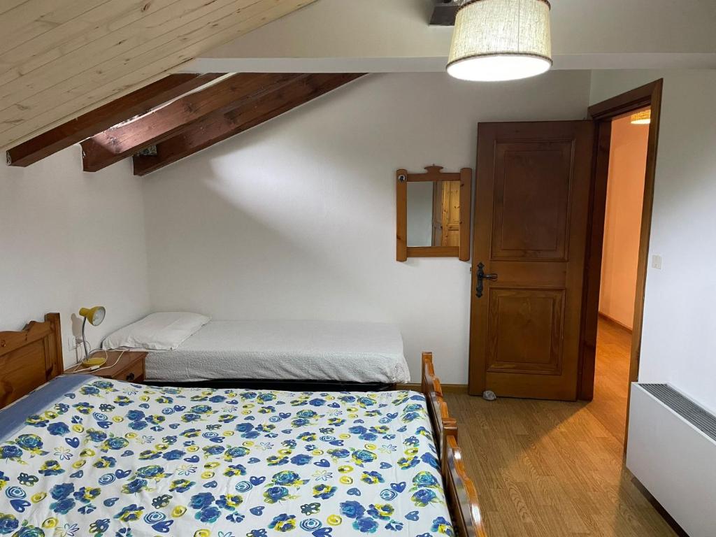 Postel nebo postele na pokoji v ubytování Mansarda Mulaz