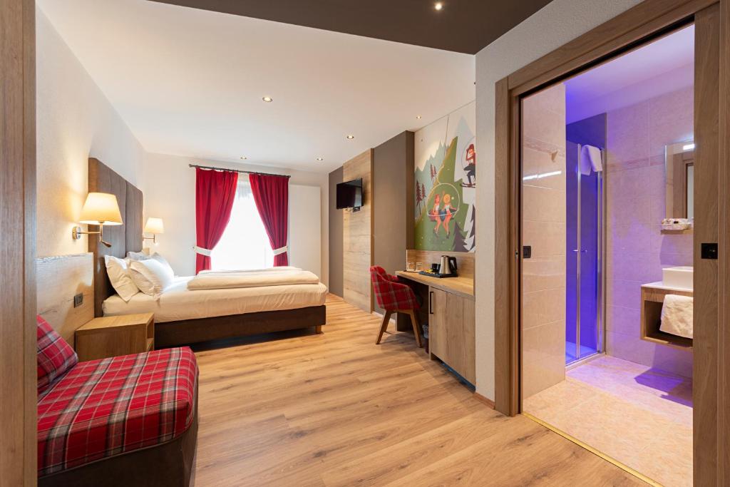 Postel nebo postele na pokoji v ubytování Hotel Patrizia Dolomites Glamour