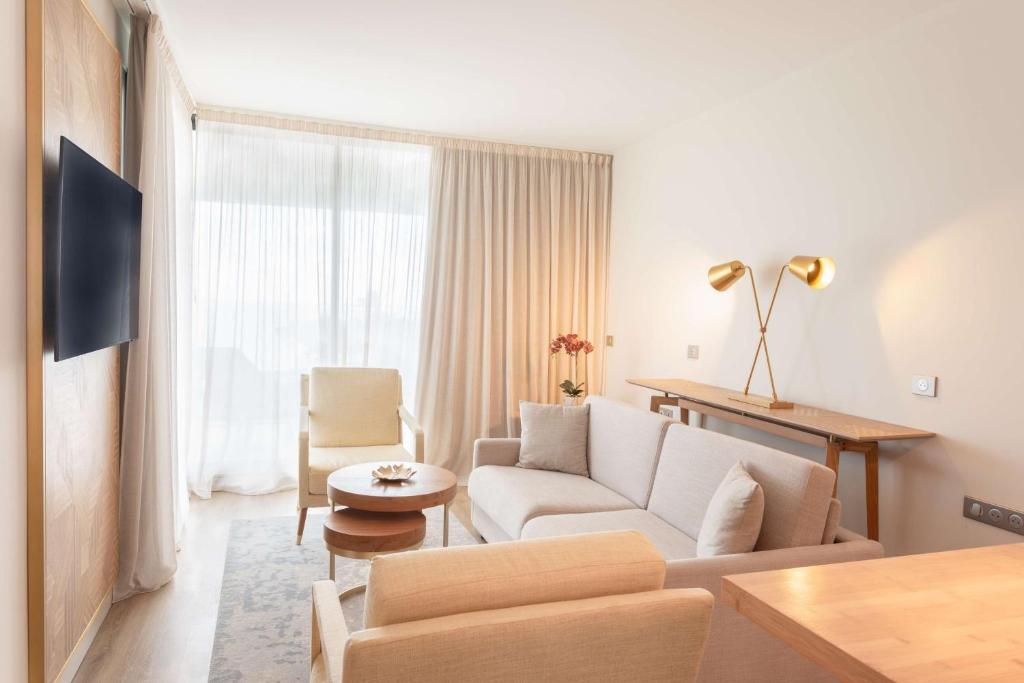 TV a/nebo společenská místnost v ubytování Radisson Hotel Saint Denis, La Reunion