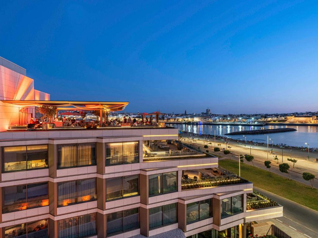 Výhled na řeku, která protéká v blízkosti hotelu