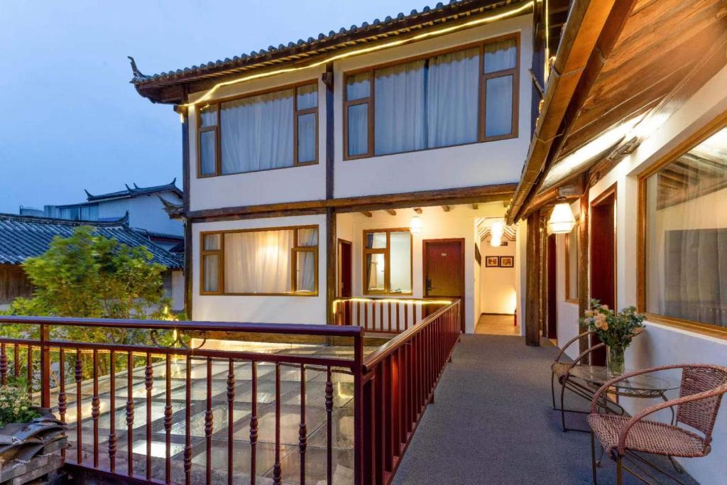 Parveke tai terassi majoituspaikassa 丽江金美客栈
