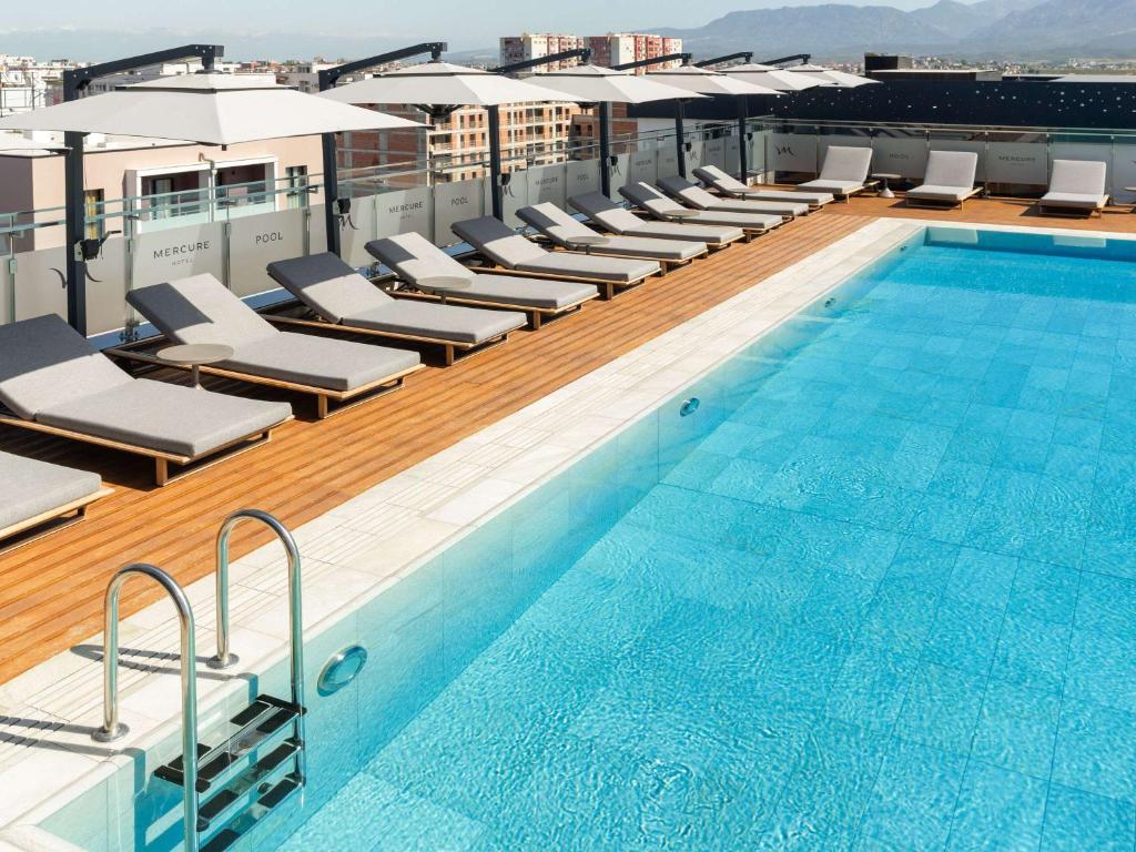 Bazén v ubytování Mercure Tirana nebo v jeho okolí