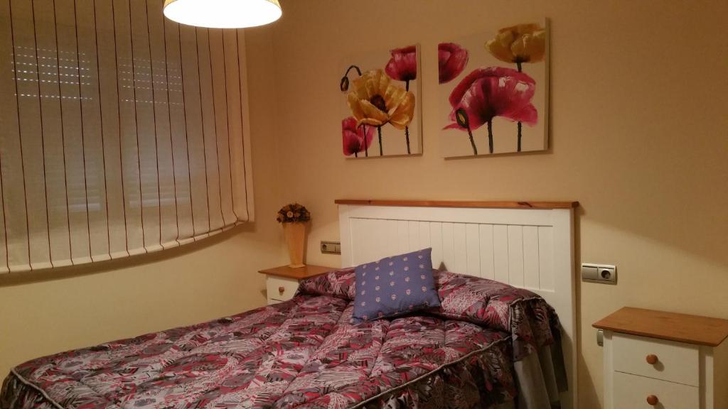カディスにあるVictoriaのベッドルーム1室(ベッド1台付)が備わります。壁に2枚の写真が飾られています。