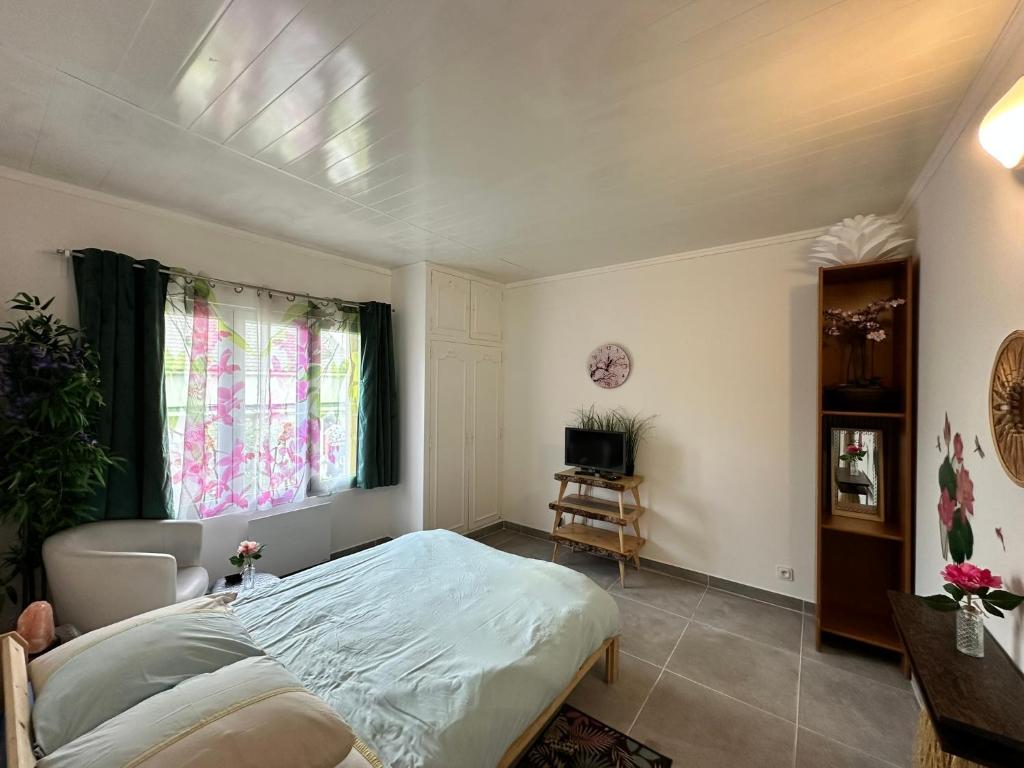 a bedroom with a bed and a window at Appt Cosy - Proche Paris - Ideal Couple in Fresnes