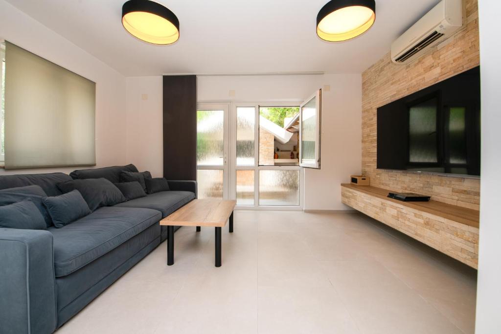 Televízia a/alebo spoločenská miestnosť v ubytovaní Villa Lipovac Trogir