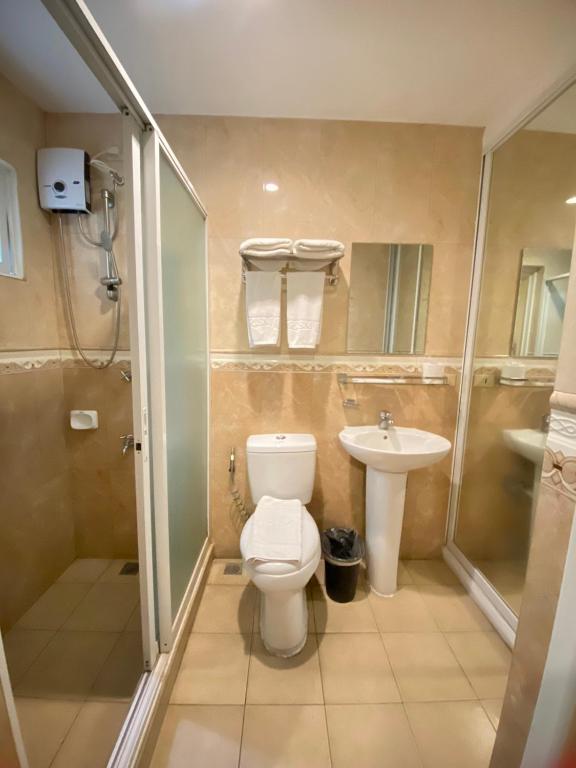 Koupelna v ubytování Prism Hotel