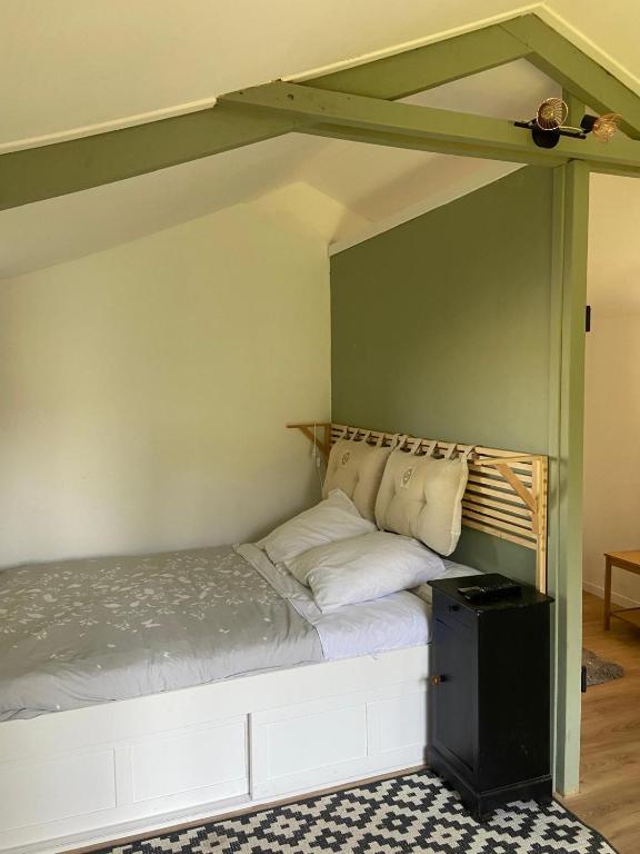 Postel nebo postele na pokoji v ubytování Cottage Bohème - Voyageur Solo - Jardin Partagé