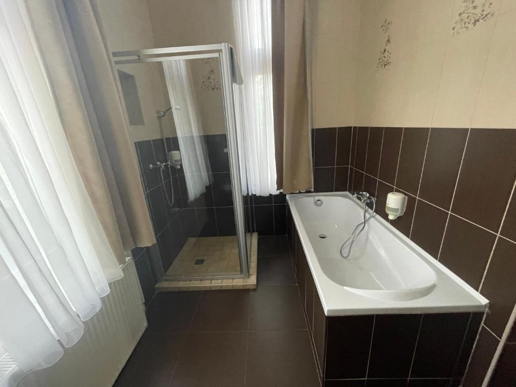 Koupelna v ubytování Jókai Villa