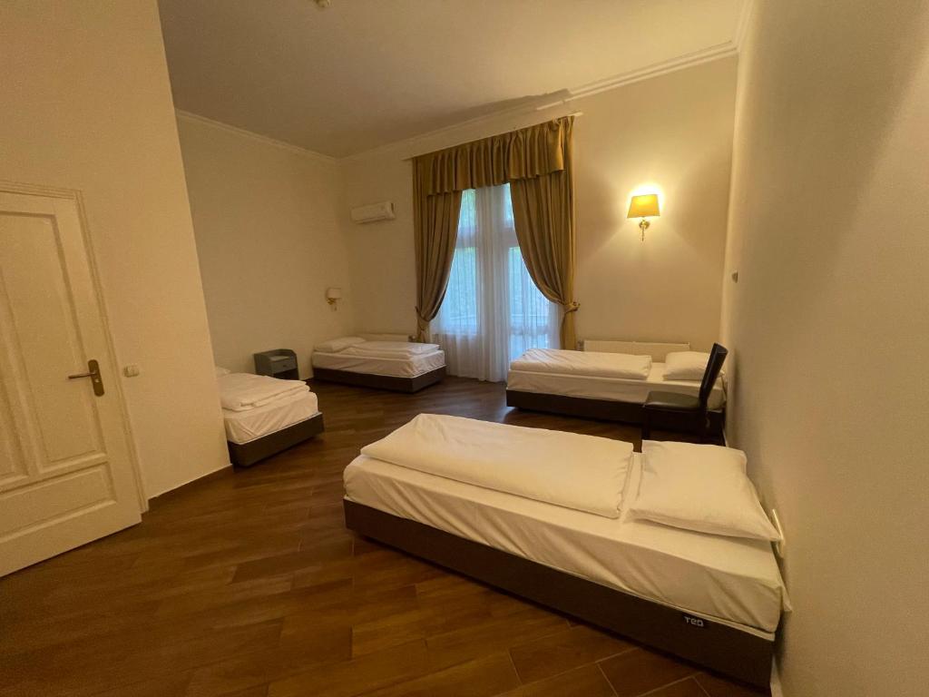 Postel nebo postele na pokoji v ubytování Jókai Villa
