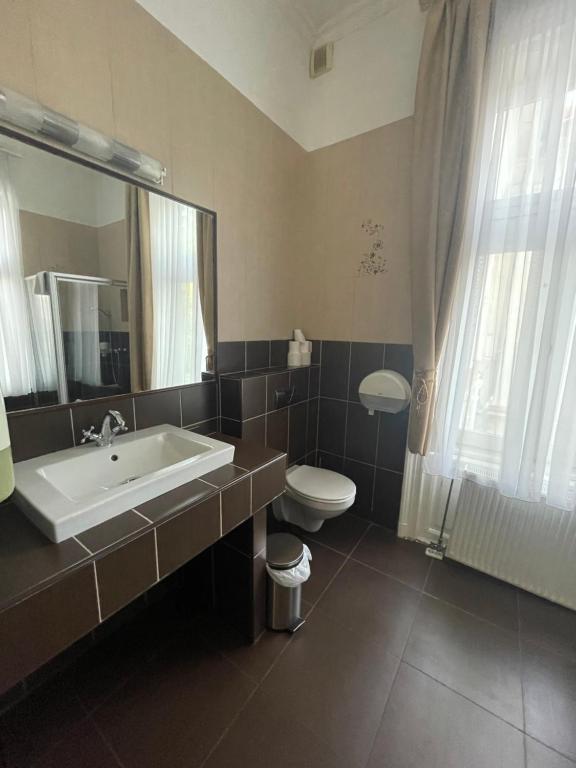 Koupelna v ubytování Jókai Villa