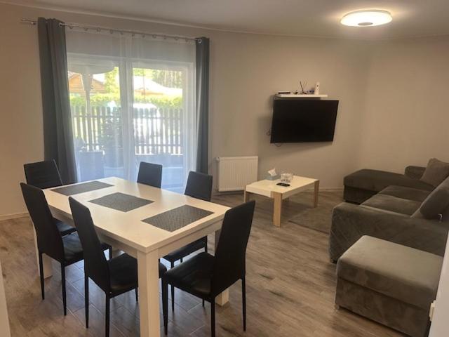 Μια τηλεόραση ή/και κέντρο ψυχαγωγίας στο Apartament Silence Parterowy z Tarasem D9