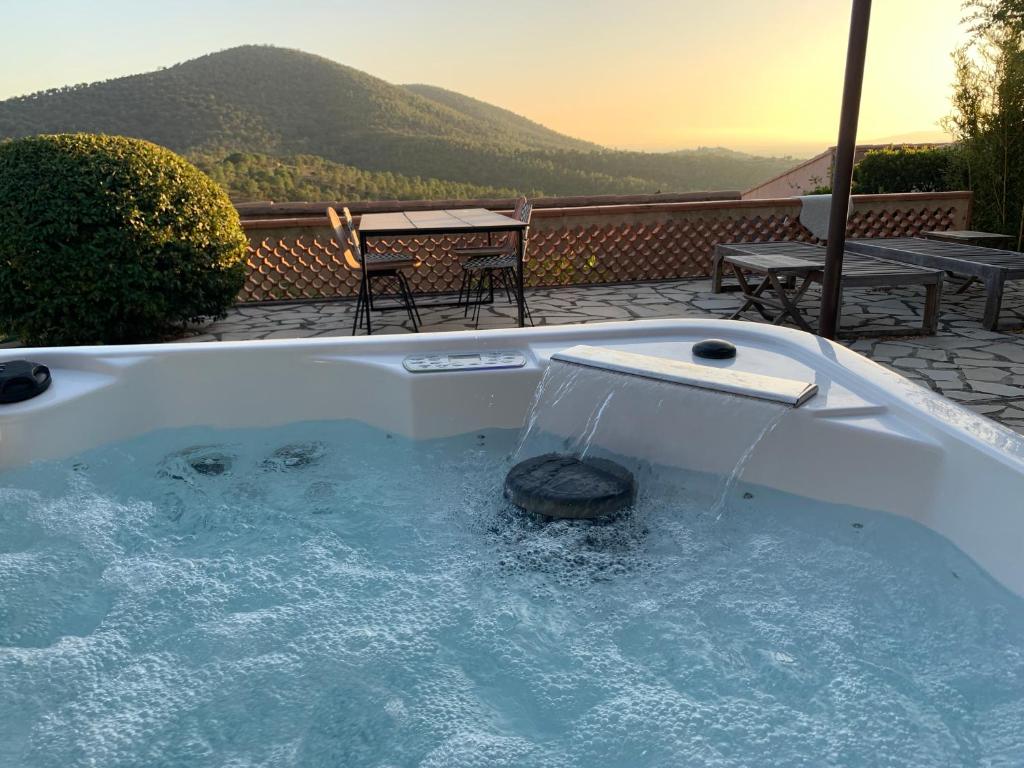 un bain à remous dans l'établissement Maison dans les hauteurs de valcros, à La Londe-les-Maures